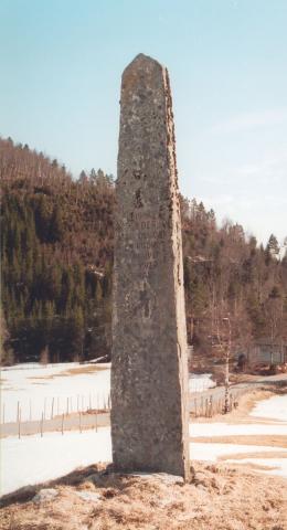 Minnesteinen på Antonshogen slik han i dag står ved vegen til Svorstølen.