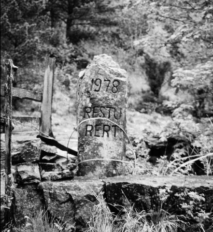 Her er den gamle endesteinen på Foss bru. Inngravert i steinen er årstalet for ferdigrestaureringa av brua, 1978.

