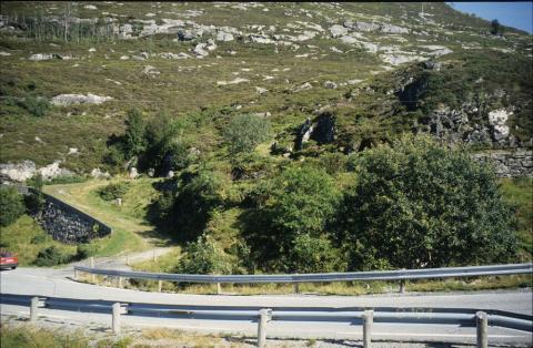 Her, ved Hellebakken ovanfor Eide, møtest tre generasjonar veg. Den eldste vegen over Mannseidet går bak kollen i Hellebakken. Vi ser og vegen som vart bygd frå Seljevågen i åra 1893-1895. Vegen ligg på fine murar. I 1931 vart det utarbeidd nye vegprofilar, og vegen her i  Hellebakken vart utbetra i 1956. Den nye vegen vart avlevert som fylkesveg 24. mai 1961 og omklassifisert til riksveg i 1965. 

 