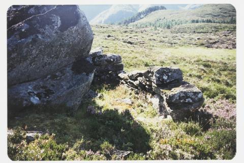 Kulturminna langs vegen vitnar om skiftande tider og skiftande samfunnsforhold. Torvhus og torvholer viser at torv har vore nytta til brensel i Selje heilt opp til nyare tid. Fleire stader på myrane langs vegen kan ein sjå tydelege spor etter torvtaking, og på toppen av Mannseidet ligg steinmuren av eit torvhus. Her er og fleire steinmurar etter gamle hus og fjøs. 

 