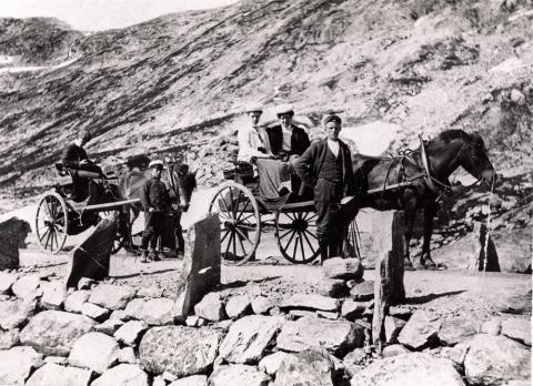 Turistskyss like ovanfor Videseter. I hesteskyssen sine dagar rakk turistane berre eit lite stykkje inn over fjellet. Det var først når bilane tok over at den såkalla overlandkøyringa tok til, der turistane kom med turistskip til Stryn og vart frakta med bil over fjellet og ned til Geiranger der skipet venta på dei. I ein rapport året etter at vegen stod ferdig skreiv fylkesmannen i Nordre Bergenhus Amt: "Den nye rute Visnes-Hjelle-Grotlien-Merok frembyder store naturskjønheder av forskjelligste art...