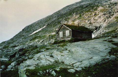 Vegarbeidarane budde i brakker medan dei jobba på fjellet. Dei fleste av desse er rivne eller tekne av ras, og berre ei står att. Ho ligg ved vestenden av Langvatnet. Langvassbrakka var eit enkelt byggverk som opphavleg vart flytt oppover frå Folven i Stryn rundt 1890. Vegarbeidet på denne strekninga tok til i 1891. Brakka tente som vegbrakke til ut i 1970-åra. I 1993 byrja restaureringsarbeidet med Langvassbrakka. Ho vart sett i stand som eit minne om vegarbeidet på fjellet, og er nytta til velferd...