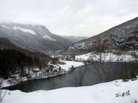 <p>Utsyn nordover fr&aring; Kilsbrekka mot garden Kile (n&aelig;rast), Kilsfjorden og Straumshamn.</p>