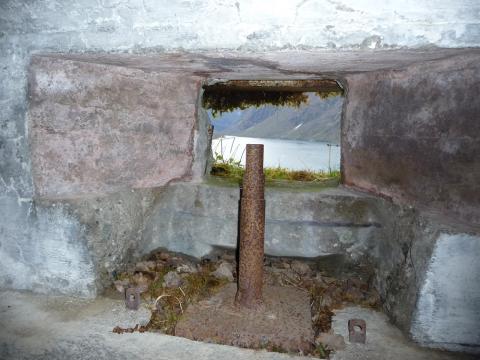 Frå innsida til ein av bunkerane med plass til maskingevær og god utsikt til fjorden.