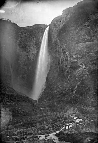 Turismen hadde frå 1850-åra gjort sitt inntog i Sogn. I Årdal var Vettisfossen ein turistattraksjon. Det fekk fylket i 1874 til å gi offentleg støtte til ein 8 km lang veg gjennom Utladalen frå Farnes til Hjelle. Kostnadsoverslaget var 100 spesidalar. Fylket og kommunen tok 30 spesidalar kvar av kostnadene. Ruta fram til Vetti er skildra i 'Turisthaandbog for Norge' frå 1879. 

 