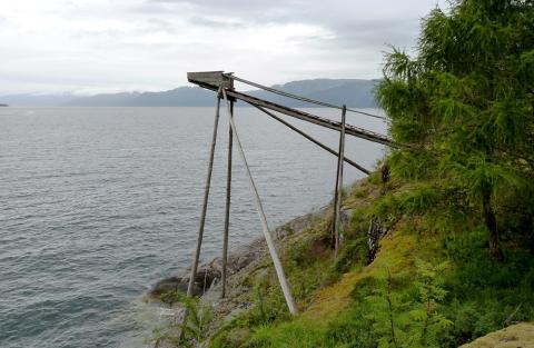 Eit spørsmål ved matrikuleringa i 1863 var om garden hadde «fiskerie» eller annan «herlighed» som hadde noko å seia for matrikkelskylda. Åkre står oppført med ei nettoinntekt på 25 Specidalar. Ivar Åkre fortalde 2012 at inntekta av laksefiske i hans tid som gardbrukar var opp mot 90% på det beste.  Fiske etter fjordlaks vart forbode i 1995 då sjukdomen gyrodactolus vart påvist på laks i Lærdalselva. Det drastiske mottiltaket mot sjukdomen var å handsama elva med gift og forby fiske med not langs fjo...