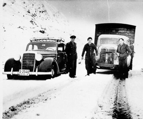 Til vanleg var vegen open til rundt 20. oktober. Det hende dei vart overraska av snø. Her ser vi lasteruta Måløy-Nordberg med sjåførane Asbjørn Sunde og Olav Skåre. Peder Sandvik framfor drosjen er på veg til Otta med snøggpost.
