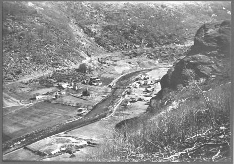 Den einaste jernbanestrekninga i Sogn og Fjordane er mellom Myrdal og Flåm. Entusiasmen for å byggja Flåmsbana var ikkje særleg stor i fylket, og fylkesmann Christensen, som sto hardt på for å få realisert prosjektet, hadde ein lang veg å gå før han fekk støtte. Kommunane såg at den direkte nytten av bana for mange av distrikta i fylket ville vera svært liten. Flåmsbana vart vedteken bygd i 1908, men dei kom først i gang med bygginga i 1923. Her ser vi jernbanelina langs Flåmsdalen.

 