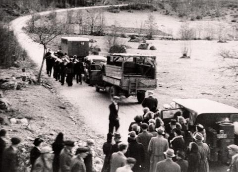 Frå Kristian Maurstad sitt bryllaup 5. november 1943. Kristian var ein av dei som arbeidde på veganlegget. Brudeparet vart vigd i Stårheim kyrkje. Bryggja sitt gamle musikklag gjekk i spissen. Bilane hadde gassgenerator og gjekk på knott (ved). Kristian Maurstad arbeidde i vegvesenet heile livet.

