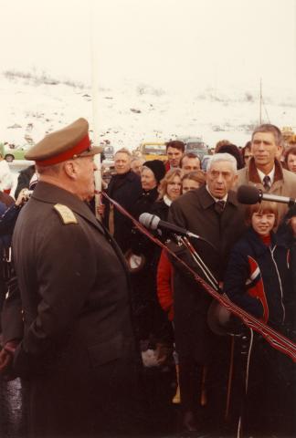 Den offisielle opninga fann stad på Grotli, og Kong Olav opna vegen 17. oktober presis kl. 12.00. Trass i det dårlege veret var det mange frammøtte. Kong Olav heldt opningstalen med tidlegare ordførar, Per Reme, som ivrig tilhøyrar. Til venstre for Reme står stortingsmann Paul Svarstad, som og var med og kjempa fram vegen.

