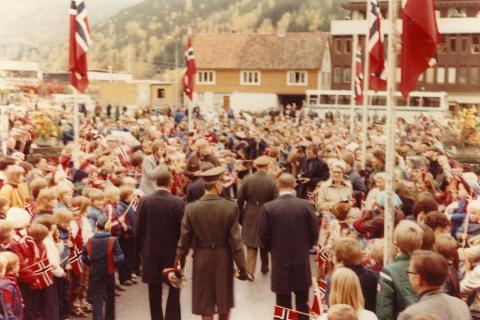 Kong Olav fekk ein varm velkomst i Stryn, der det var reine 17. maistemninga. Folk hadde gått mann av huse for å sjå kongen.  

