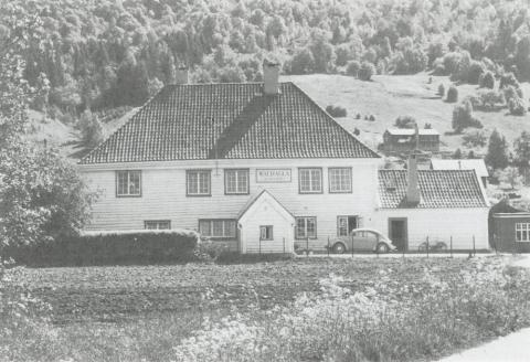 På 1900-talet tok bilen over båten sin plass som viktigaste transportmiddel. Her ser me det som opphavleg var baksida på Walhalla - i dag er dette framsida av huset.
