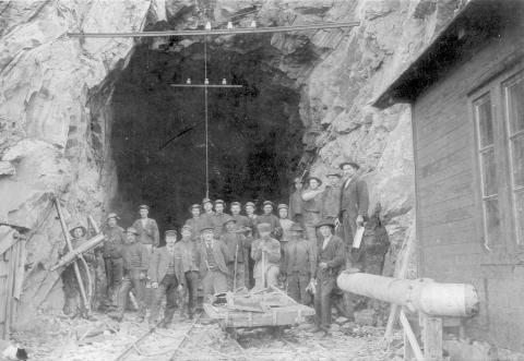 Alle tunnelane, med unnatak av Nåli og Vatnahalsen, vart drivne for hand.  Det var stor slitasje på borestålet der det var harde bergartar. Ved Melhus var steinsorten så hard at dei ikkje kunne bora meir enn 2-3 cm før boren laut til smia. Under tunnelarbeidet var det ofte slik at to mann bora, to mann lasta og to stod for transporten. Inndrifta i tunnelane var som regel 2 m i veka.  