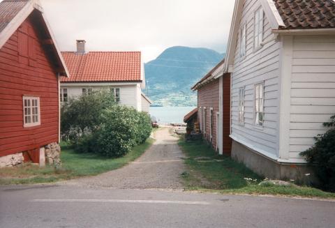 Gamlevegen gjekk ned mot den gamle steinkaia i Solvorn. På eit kart frå 1893 står denna kaia nemnd som "Jotunheimens brygge". D/S "Jotunheimen" gjekk nokre år i konkurrerande rute med Fylkesbaatane. Mellom husa kan vi skimta Ornes på andre sida av fjorden. 