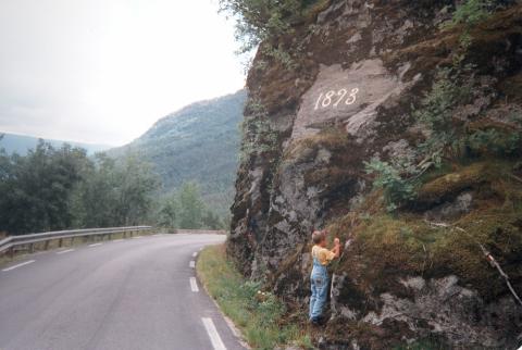 Vegen mellom Hafslo og Sovorn, bygd i åra 1890-1893 vart utvida og omlagt i 1934-37. Legg merke til årstalet 1893 innhogge i berget.

 