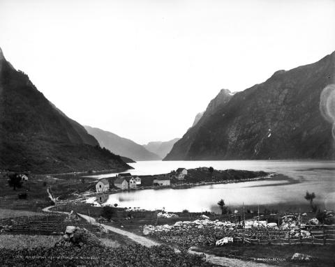 Her ser vi ein gammal vegstubb på Hestenesøyra i Hyefjorden rundt 1890. Bilete viser standarden på bygdevegane rundt århundreskiftet. I 1919 var det prosjektert bygdeveg mellom Rygg-Hestenesøyra og  Å i Hyefjorden. Det gjekk nærmare 100 år før denne vegen kom. 

