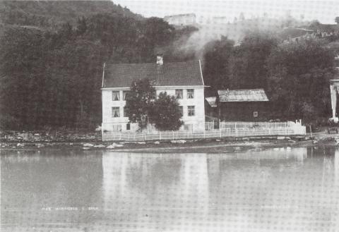 Tørvis Hotel i Marifjøra utvikla seg frå eit enkelt gjestgiveri med eit par rom til hotell rundt 1830. Her var det hestebyte. Jostedølene bytte hestar her når dei skulle vidare til Hafslo, eller dei fekk ein utkvild hest når dei skulle starta den lange vegen opp Jostedalen. Skysstasjonen vart nedlagt i 1885, då vegen til Røneid var ferdig bygd. Hotellet derimot heldt fram med turistskyss om sommaren.

 