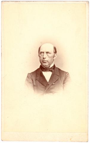 John Collett Falsen (1817-1879). I hans tid hadde fylkesmannsembetet postadresser Sogndal (Loftesnes), Bergen og Leikanger (Nybø). Garden Nybø vart statseigd fylkesmannsgard i 1863.