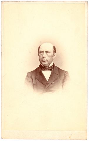 John Collett Falsen (1817-1879). I hans tid hadde fylkesmannsembetet postadresser Sogndal (Loftesnes), Bergen og Leikanger (Nybø). Garden Nybø vart statseigd fylkesmannsgard i 1863.