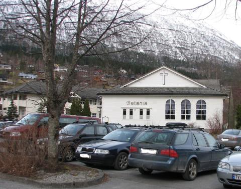 Parkeringsplass like ved bedehuset viser på sin måte at bedehuset står  midt i Stryn sentrum.