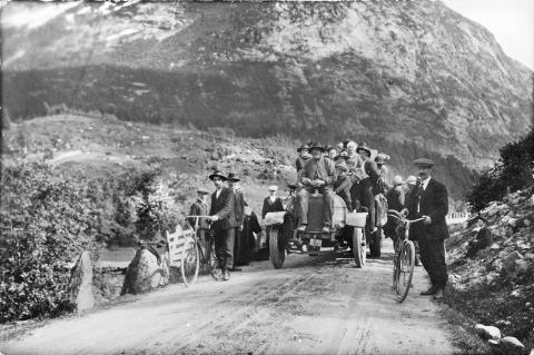 Her er truleg den første bilen som gjekk i rute i Gaular. Johan Eikeland søkte om varekøyring frå 1911 på strekninga Bygstad-Vadheim-Viksdalsvatnet. Frå 1913 køyrde han ein lastebil. Johan Eikeland sit framme på bilen. Gaular Automobillag vart truleg skipa i 1920. Billaget sin varebil var den einaste som var registrert i kommunen på det tidspunktet. 

 