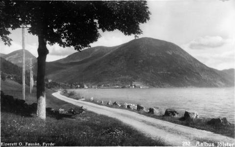 Vegen forbi Ålhus i 1920-30-åra. Vegen er ikkje stort annleis enn før biltrafikken byrja. Framleis var den ein typisk kjerreveg, sjølv om vegen etter kvart vart breiare. I 1925 var overslaget på utbetringar for Vadheim-Sandane rundt 1,6 mill. kroner for gjennomgåande 4 m breidd. Planen for utbetringar vart vedteken i 1934, og fram til 1940 vart det nytta i overkant av 700.000 kroner. 

 