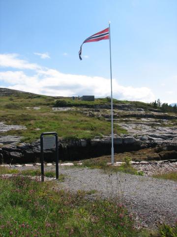 <p>Fr&aring; parkeringsplassen ved vegs ende f&oslash;rer ein gruslagd gangveg opp og fram til minnesmerket. Det st&aring;r ei informasjonstavle der gangvegen byrjar.</p>