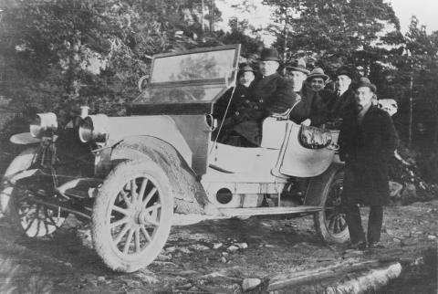 Den første bilen i Florø. I 1935 vart bilen kommentert slik av ein journalist frå Bergen: "Oppe i en av de øverste gater i Florø står landets ensomste bil. En raritet på øen, i grunnen et forstemmende syn. Dette er ikke spøk. Veien fra Florø til Førde er ikke påbegynt."
 