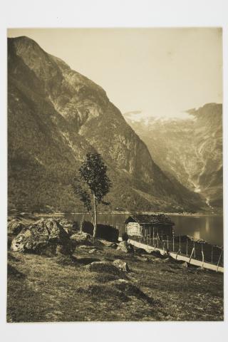 Esefjordvegen ved Reset rundt 1915. I dag står huset til Jens K. Ese om lag der steinane ligg.

 