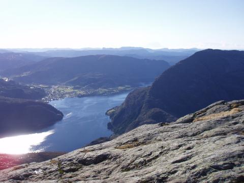 Utsyn frå Kringla på nordsida av Dalsfjorden mot Dale. Brua skal gå frå Otterstein på nordsida av fjorden (til høgre) til Nishamaren på sørsida (til venstre). 

