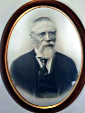 Rasmus D. Halvorsen (1846-1932), fødd på Tippa på Haugen, Eid kommune, busett i Stårheimsvik. Handelsmann, postopnar, dampskipsekspeditør, og formann i Stårheim indremisjonsforeining i over 50 år.