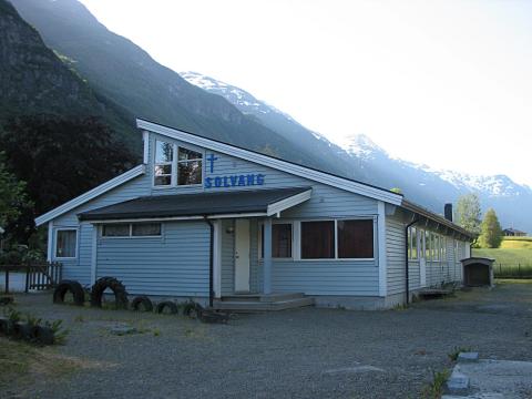 Bedehuset Solvang i Olden. Biletet er teke mot Oldedalen og viser hovudinngangen.