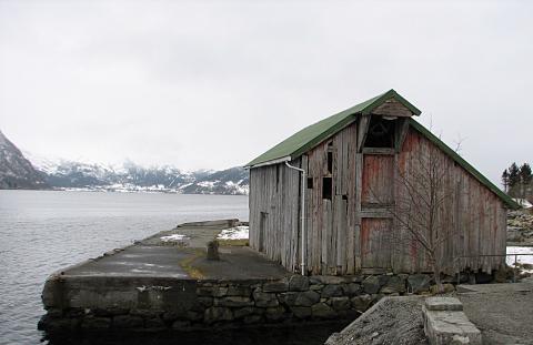 Dampskipsstoppestaden i Kjølsdalen. Fylkesbaatane hadde anløp her frå 1890-åra. Berstad fortel at dei ikkje kunne sjå stoppestaden frå Berstad, men dei høyrde når rutebåtane «tuta», og kvar båt hadde sitt eige «mål». Som reisande predikant i nærare 50 år gjekk Einar Berstad mange gonger om bord i ein fylkesbåt på denne kaia, og på land på veg heimatt.