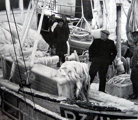 Mikal Viga d.y. om bord på skøyta «Margit Viga» (nr 2 frå høgre). Her ein stad i Nordland.