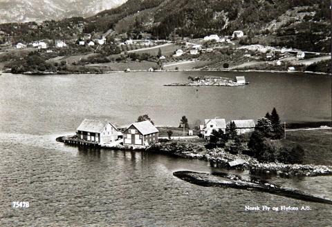 Sjøhus på Hundsnes kring 1960. Det var her Mikal Viga d.e. bygde opp allsidig fiskeverksemd frå kring 1910. Mikal Viga d.y. – notbasen som stengde 80 000 hektoliter sild på vestre Hovdevåg 3. februar 1950 – heldt fram med fiskeriverksemd etter faren.