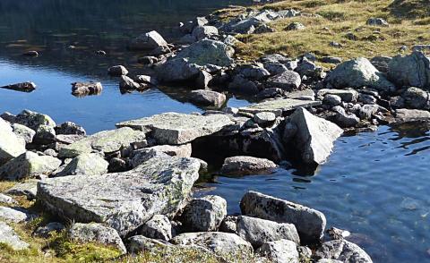 <p>Steinbrua over det smale sundet mellom Steinbruvatnet (h&oslash;gre) og Larsselvatnet.</p>