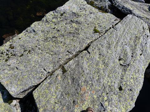 To steinar har merke etter minering. Dei kan vera lagde på plass ein gong Magnus Følling (1923-2013) var med og sette brua i stand.