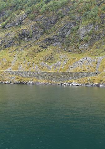 Den største muren på vegstubben utan tilkomst ved Aurlandsfjorden rett innom Undredal, bygd i 1950-åra.