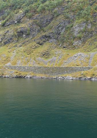 Den største muren på vegstubben utan tilkomst ved Aurlandsfjorden rett innom Undredal, bygd i 1950-åra.