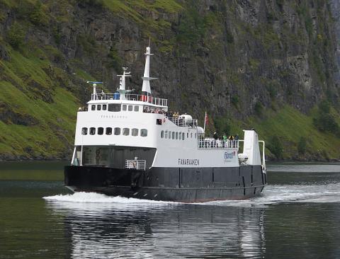 Turistferja «Fanaraaken» i rute mellom Gudvangen og Flåm, her på veg inn Aurlandsfjorden mot Undredal og den veghistoriske attraksjonen rett innom Undredal.