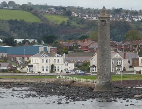 <p>Rundt t&aring;rn i Larne, Nord Irland. Minnet&aring;rnet ved Largs, Skottland, er bygd etter modell av dei runde t&aring;rna (the round towers) fr&aring; mellomalderen p&aring; dei britiske &oslash;yane. Det finst s&aelig;rleg mange i Irland.</p>