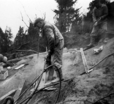 Her vert det bora med handhaldne trykkluftkompressorar på forskjeringa til Lotetunnelen i 1960. Dei byrja først på nordsida av tunnelen, på Nordfjordeid-sida. Før Lotetunnelen vart bygd var tunnelane i fylket ikkje over 1 km lange. Lotetunnelen er typisk og representativ for perioden den vart bygd, med ei lang rettline, eit lite høgbrekk og skarpe svingar i endane. 