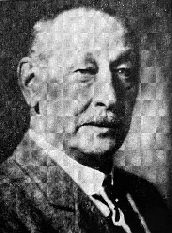 Trygve Holst, kommandørkaptein, administrerande direktør i Nordre Bergenhus Amts Dampskibe sommaren 1907 – hausten 1909. Han la ned forbod mot saluttering frå skipa, men gjekk tilbake på forbodet, etter  protest frå «amtets folk».