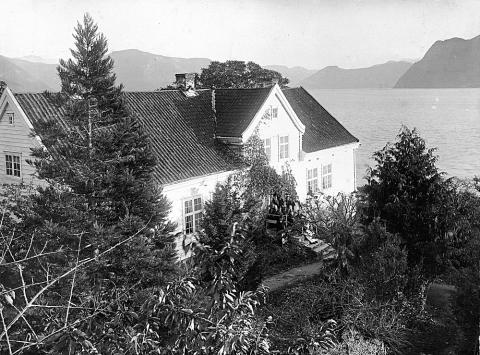 <p>Bustaden (prestegarden) til soknepresten i Leikanger i 1814, fotografert kring 1900. Huset stod orientert nord-s&oslash;r, med langsida mot vest. Huset stod ferdig i 1752, vart rive 1911 og flytta til Norsk Folkemuseum.</p>