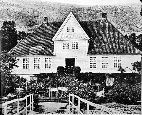 Hovudhuset på Askelund i Balestrand, bustad for amtmann Treschow 1813-1814. Biletet er teke kring 1900. Seinare har det kome til nokre endringar; to små arkar, med skorsteinane og rundt vindauga i mønet på arken.