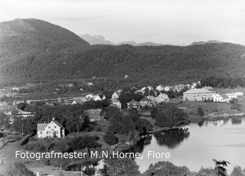 Prestebustaden i Florø, Øvre Flora