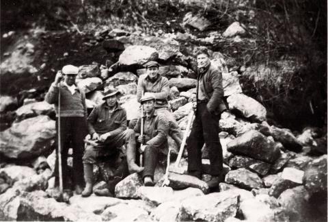 Vegarbeid på strekninga Vetlefjorden-Tjugum. Her ser vi frå venstre  Erling Farnes, Johannes A. Sjøtun, Magnus Lunde og Erling Dale. Bak står Ivar Hjelseng. Biletet er frå 1940. 