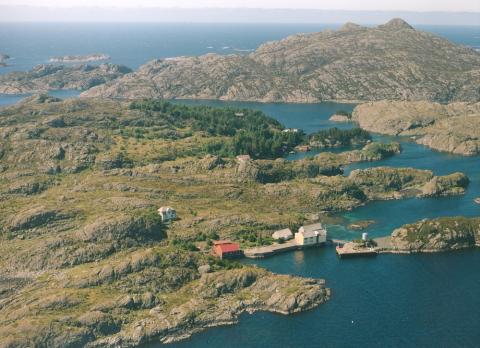 Det var ein ideell plass pioneren Knut Berentsen valde å byggje handelsverksemda på, sentralt i leia, med god hamn for kundar og fiskekutrar og godt tilflot for rute- og fraktebåtar. Alt vaks fram i ein og same generasjon, men stort lenger ville ikkje glanstida vare.