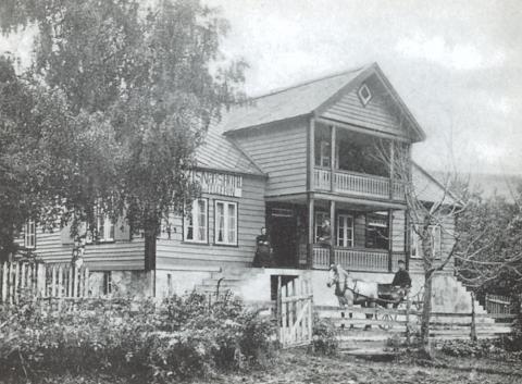 Visnes Hotel slik det såg ut i 1906. Framføre huset står skysskaren klar med fjording og trille. 
