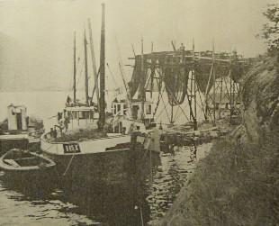 <p>Brislingbruk ved notturke i Sogndalsfjorden. Sk&oslash;yta har registreringsmerket R &ndash; 85 &ndash; A, som st&aring;r for: Rogaland fylke (R) &ndash; nummer i nummerrekkje &ndash; og A - &Aring;kra kommune (p&aring; Karm&oslash;y).</p>